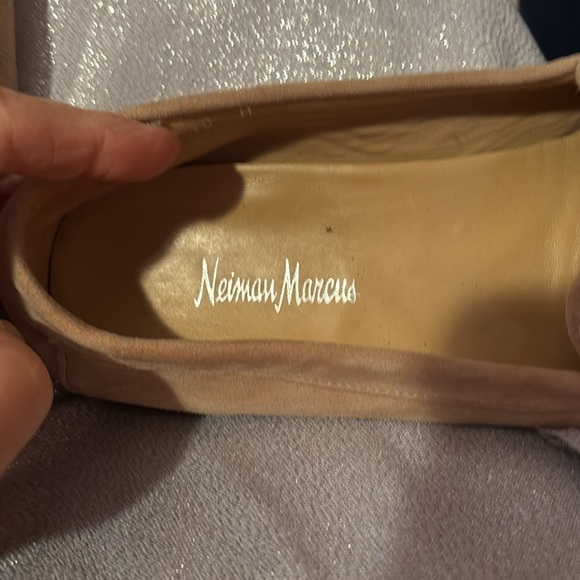 Neiman Marcus Woman’s Beige Suede Driving Shoes Size 10 - Picture 6 of 11